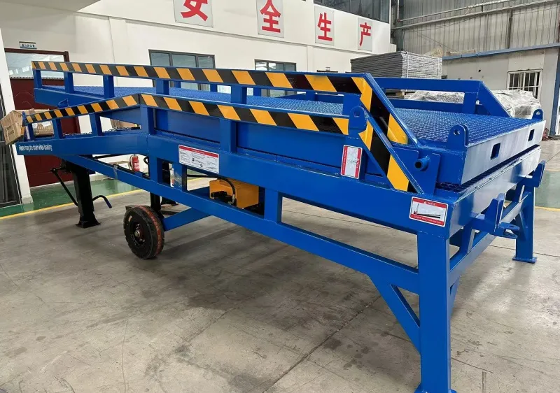 Two-section foldable hydraulic loading platform shipping container ramp mobile loading dock ramp made in China